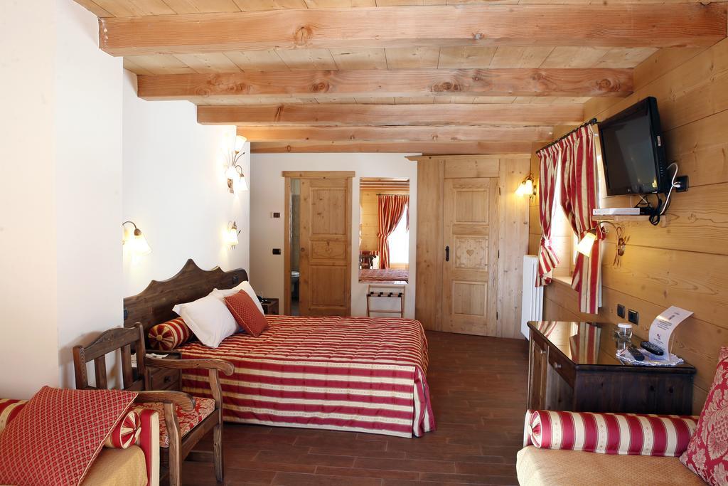 Les Combes Hotel La Salle Exterior photo