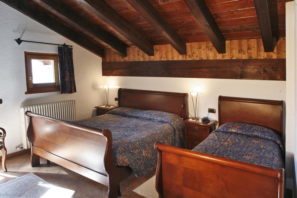 Les Combes Hotel La Salle Room photo